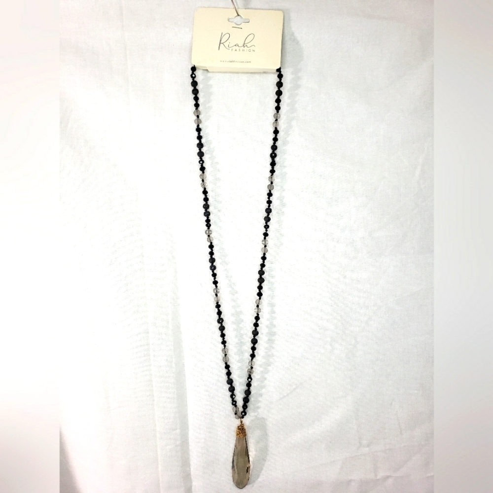 Riah Fashion necklace. 16" drop plus 3" pendant. Black/Clear beads